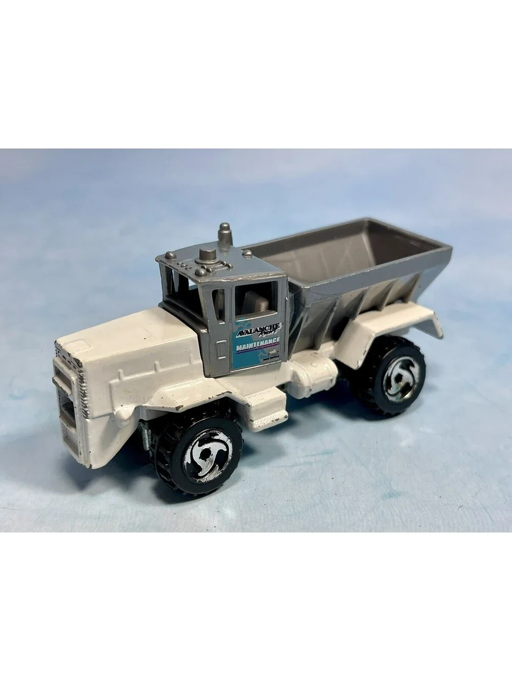 1983 HOT WHEELS OSHKOSH SNOW PLOW AVALANCHE RESORT WHITE 3 1/4